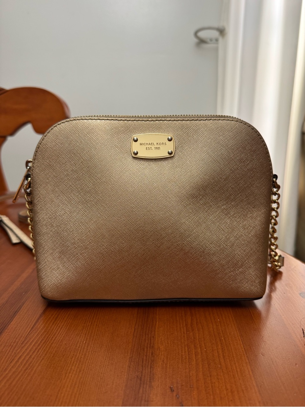 Michael Kors Metallic Jet Set Medium Gold Dome Crossbody Bag - Picture 1 of 6